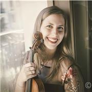 Profesora de violín y lenguaje musical con gran experiencia. Estudié en uno de los mejores conservatorios de España, donde me titulé y estoy en posesión de un Master en Interpretación